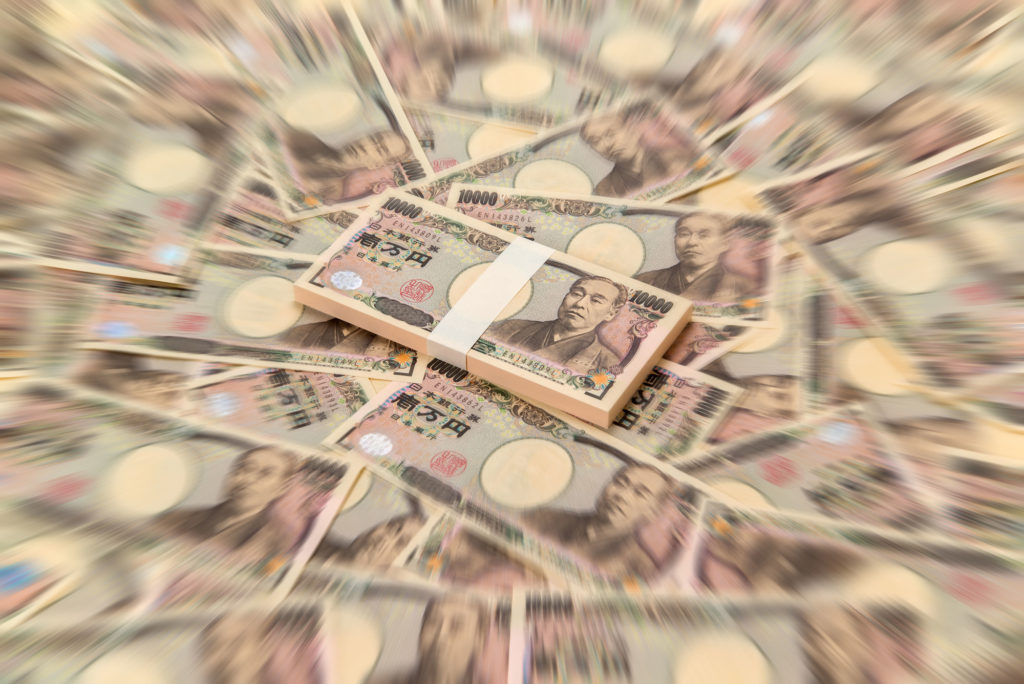 お金　敷かれている