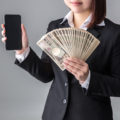女性　スマホ　現金