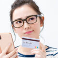 クレジットカードと女性
